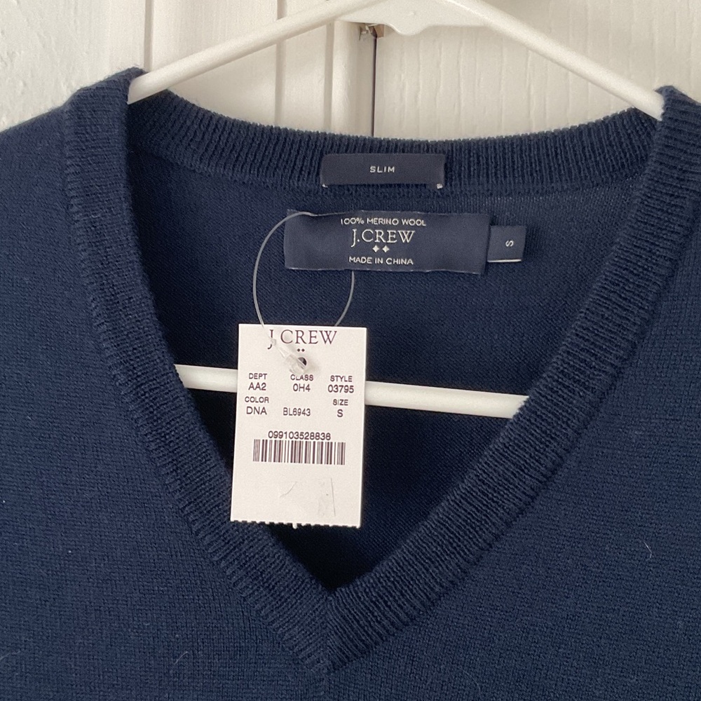 NWT. J. Crew 100% Merino Wool Men's Deep Blue V-Neck Sweater Size S